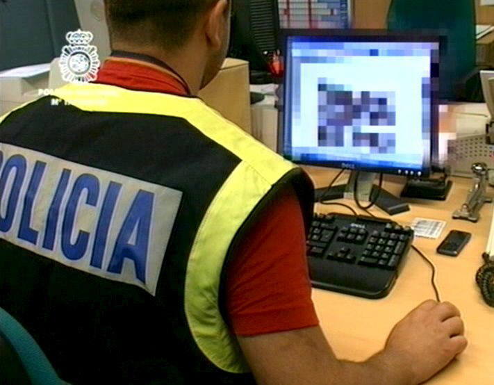 Un policía investiga un caso de abusos en Internet. 