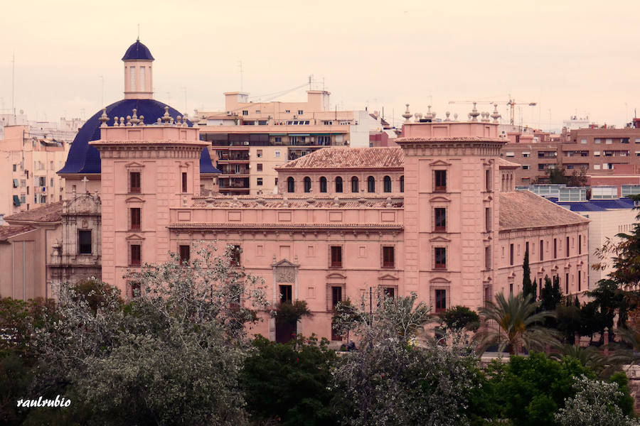 Valencia nunca deja de sorprender. Es habitual la imagen desde la calle de los múltiples campanarios que se encuentran en la ciudad. En el centro histórico aún encontramos más torreones eclesiásticos. Pero, ¿cómo se ve la ciudad desde el cobijo de las campanas?. Raúl Rubio, de la Associació de Mestres Campaners, ha inmortalizado esa visión de la que poca gente puede disfrutar: Valencia desde sus campanarios. Ver la plaza de San Agustín con una perspectiva diferente, contemplar el centro de la ciudad desde Santa Catalina, admirar Valencia desde las campanas del Real Monasterio de la Santísima Trinidad son algunos de las panorámicas exquisitas casi exclusivas para campaneros. La ciudad se redescubre desde las alturas, desde la perspectiva de gárgolas, campanas y tejados. Así es Valencia desde sus campanarios.