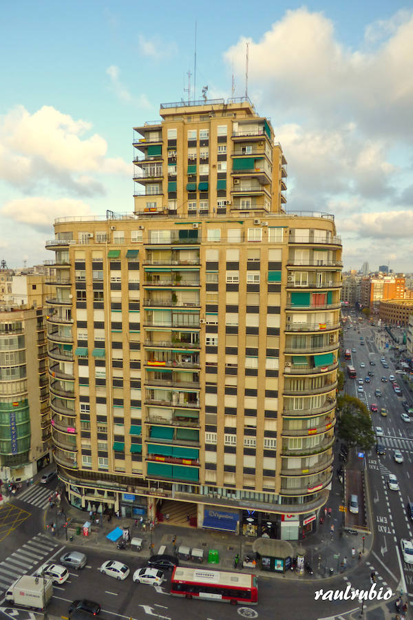 Valencia nunca deja de sorprender. Es habitual la imagen desde la calle de los múltiples campanarios que se encuentran en la ciudad. En el centro histórico aún encontramos más torreones eclesiásticos. Pero, ¿cómo se ve la ciudad desde el cobijo de las campanas?. Raúl Rubio, de la Associació de Mestres Campaners, ha inmortalizado esa visión de la que poca gente puede disfrutar: Valencia desde sus campanarios. Ver la plaza de San Agustín con una perspectiva diferente, contemplar el centro de la ciudad desde Santa Catalina, admirar Valencia desde las campanas del Real Monasterio de la Santísima Trinidad son algunos de las panorámicas exquisitas casi exclusivas para campaneros. La ciudad se redescubre desde las alturas, desde la perspectiva de gárgolas, campanas y tejados. Así es Valencia desde sus campanarios.