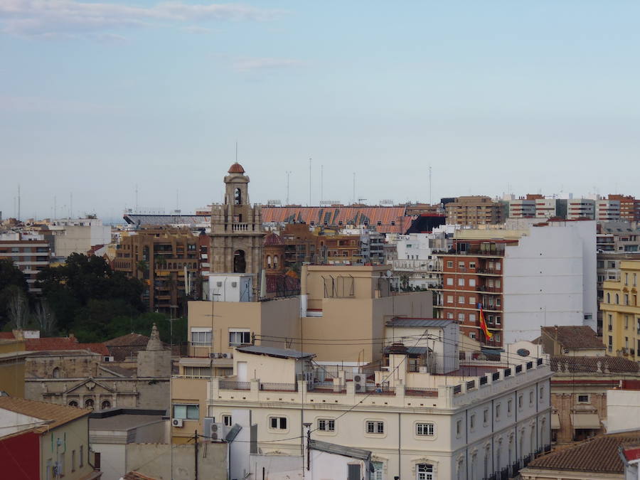 Valencia nunca deja de sorprender. Es habitual la imagen desde la calle de los múltiples campanarios que se encuentran en la ciudad. En el centro histórico aún encontramos más torreones eclesiásticos. Pero, ¿cómo se ve la ciudad desde el cobijo de las campanas?. Raúl Rubio, de la Associació de Mestres Campaners, ha inmortalizado esa visión de la que poca gente puede disfrutar: Valencia desde sus campanarios. Ver la plaza de San Agustín con una perspectiva diferente, contemplar el centro de la ciudad desde Santa Catalina, admirar Valencia desde las campanas del Real Monasterio de la Santísima Trinidad son algunos de las panorámicas exquisitas casi exclusivas para campaneros. La ciudad se redescubre desde las alturas, desde la perspectiva de gárgolas, campanas y tejados. Así es Valencia desde sus campanarios.