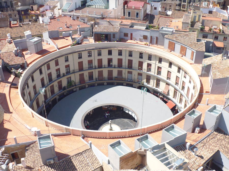 Valencia nunca deja de sorprender. Es habitual la imagen desde la calle de los múltiples campanarios que se encuentran en la ciudad. En el centro histórico aún encontramos más torreones eclesiásticos. Pero, ¿cómo se ve la ciudad desde el cobijo de las campanas?. Raúl Rubio, de la Associació de Mestres Campaners, ha inmortalizado esa visión de la que poca gente puede disfrutar: Valencia desde sus campanarios. Ver la plaza de San Agustín con una perspectiva diferente, contemplar el centro de la ciudad desde Santa Catalina, admirar Valencia desde las campanas del Real Monasterio de la Santísima Trinidad son algunos de las panorámicas exquisitas casi exclusivas para campaneros. La ciudad se redescubre desde las alturas, desde la perspectiva de gárgolas, campanas y tejados. Así es Valencia desde sus campanarios.