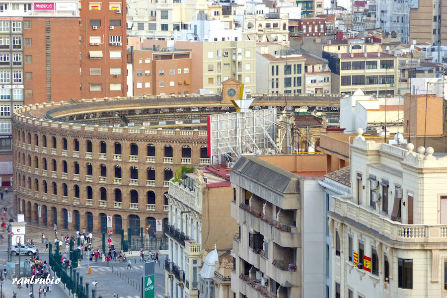 Valencia nunca deja de sorprender. Es habitual la imagen desde la calle de los múltiples campanarios que se encuentran en la ciudad. En el centro histórico aún encontramos más torreones eclesiásticos. Pero, ¿cómo se ve la ciudad desde el cobijo de las campanas?. Raúl Rubio, de la Associació de Mestres Campaners, ha inmortalizado esa visión de la que poca gente puede disfrutar: Valencia desde sus campanarios. Ver la plaza de San Agustín con una perspectiva diferente, contemplar el centro de la ciudad desde Santa Catalina, admirar Valencia desde las campanas del Real Monasterio de la Santísima Trinidad son algunos de las panorámicas exquisitas casi exclusivas para campaneros. La ciudad se redescubre desde las alturas, desde la perspectiva de gárgolas, campanas y tejados. Así es Valencia desde sus campanarios.