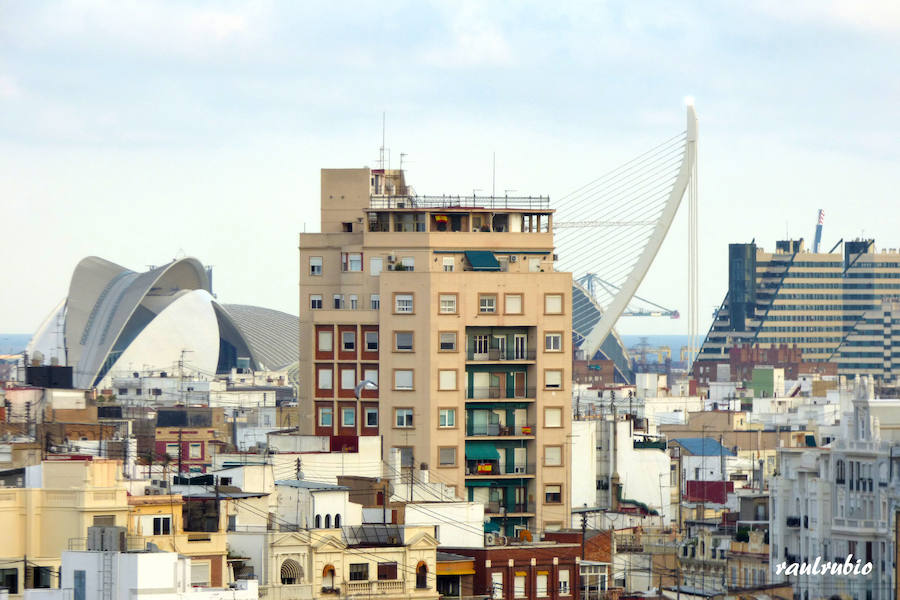 Valencia nunca deja de sorprender. Es habitual la imagen desde la calle de los múltiples campanarios que se encuentran en la ciudad. En el centro histórico aún encontramos más torreones eclesiásticos. Pero, ¿cómo se ve la ciudad desde el cobijo de las campanas?. Raúl Rubio, de la Associació de Mestres Campaners, ha inmortalizado esa visión de la que poca gente puede disfrutar: Valencia desde sus campanarios. Ver la plaza de San Agustín con una perspectiva diferente, contemplar el centro de la ciudad desde Santa Catalina, admirar Valencia desde las campanas del Real Monasterio de la Santísima Trinidad son algunos de las panorámicas exquisitas casi exclusivas para campaneros. La ciudad se redescubre desde las alturas, desde la perspectiva de gárgolas, campanas y tejados. Así es Valencia desde sus campanarios.