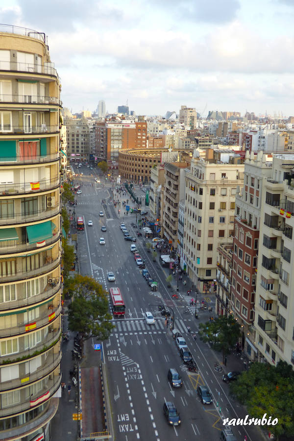 Valencia nunca deja de sorprender. Es habitual la imagen desde la calle de los múltiples campanarios que se encuentran en la ciudad. En el centro histórico aún encontramos más torreones eclesiásticos. Pero, ¿cómo se ve la ciudad desde el cobijo de las campanas?. Raúl Rubio, de la Associació de Mestres Campaners, ha inmortalizado esa visión de la que poca gente puede disfrutar: Valencia desde sus campanarios. Ver la plaza de San Agustín con una perspectiva diferente, contemplar el centro de la ciudad desde Santa Catalina, admirar Valencia desde las campanas del Real Monasterio de la Santísima Trinidad son algunos de las panorámicas exquisitas casi exclusivas para campaneros. La ciudad se redescubre desde las alturas, desde la perspectiva de gárgolas, campanas y tejados. Así es Valencia desde sus campanarios.