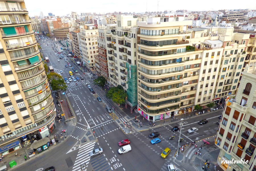 Valencia nunca deja de sorprender. Es habitual la imagen desde la calle de los múltiples campanarios que se encuentran en la ciudad. En el centro histórico aún encontramos más torreones eclesiásticos. Pero, ¿cómo se ve la ciudad desde el cobijo de las campanas?. Raúl Rubio, de la Associació de Mestres Campaners, ha inmortalizado esa visión de la que poca gente puede disfrutar: Valencia desde sus campanarios. Ver la plaza de San Agustín con una perspectiva diferente, contemplar el centro de la ciudad desde Santa Catalina, admirar Valencia desde las campanas del Real Monasterio de la Santísima Trinidad son algunos de las panorámicas exquisitas casi exclusivas para campaneros. La ciudad se redescubre desde las alturas, desde la perspectiva de gárgolas, campanas y tejados. Así es Valencia desde sus campanarios.