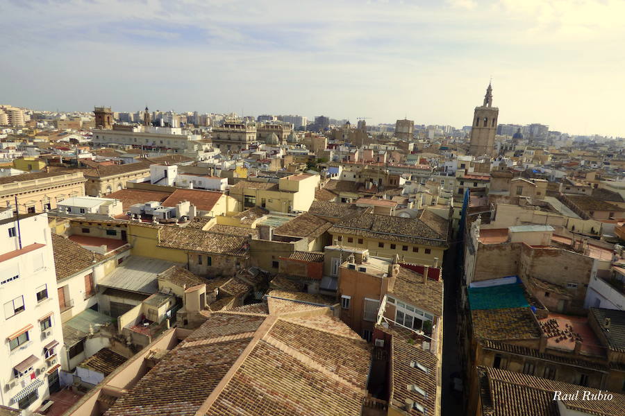 Valencia nunca deja de sorprender. Es habitual la imagen desde la calle de los múltiples campanarios que se encuentran en la ciudad. En el centro histórico aún encontramos más torreones eclesiásticos. Pero, ¿cómo se ve la ciudad desde el cobijo de las campanas?. Raúl Rubio, de la Associació de Mestres Campaners, ha inmortalizado esa visión de la que poca gente puede disfrutar: Valencia desde sus campanarios. Ver la plaza de San Agustín con una perspectiva diferente, contemplar el centro de la ciudad desde Santa Catalina, admirar Valencia desde las campanas del Real Monasterio de la Santísima Trinidad son algunos de las panorámicas exquisitas casi exclusivas para campaneros. La ciudad se redescubre desde las alturas, desde la perspectiva de gárgolas, campanas y tejados. Así es Valencia desde sus campanarios.