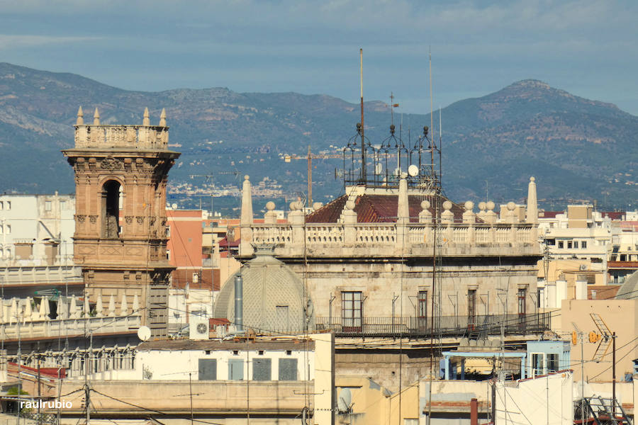 Valencia nunca deja de sorprender. Es habitual la imagen desde la calle de los múltiples campanarios que se encuentran en la ciudad. En el centro histórico aún encontramos más torreones eclesiásticos. Pero, ¿cómo se ve la ciudad desde el cobijo de las campanas?. Raúl Rubio, de la Associació de Mestres Campaners, ha inmortalizado esa visión de la que poca gente puede disfrutar: Valencia desde sus campanarios. Ver la plaza de San Agustín con una perspectiva diferente, contemplar el centro de la ciudad desde Santa Catalina, admirar Valencia desde las campanas del Real Monasterio de la Santísima Trinidad son algunos de las panorámicas exquisitas casi exclusivas para campaneros. La ciudad se redescubre desde las alturas, desde la perspectiva de gárgolas, campanas y tejados. Así es Valencia desde sus campanarios.