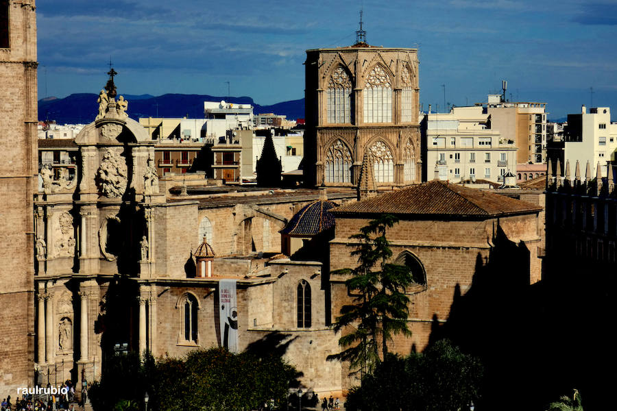 Valencia nunca deja de sorprender. Es habitual la imagen desde la calle de los múltiples campanarios que se encuentran en la ciudad. En el centro histórico aún encontramos más torreones eclesiásticos. Pero, ¿cómo se ve la ciudad desde el cobijo de las campanas?. Raúl Rubio, de la Associació de Mestres Campaners, ha inmortalizado esa visión de la que poca gente puede disfrutar: Valencia desde sus campanarios. Ver la plaza de San Agustín con una perspectiva diferente, contemplar el centro de la ciudad desde Santa Catalina, admirar Valencia desde las campanas del Real Monasterio de la Santísima Trinidad son algunos de las panorámicas exquisitas casi exclusivas para campaneros. La ciudad se redescubre desde las alturas, desde la perspectiva de gárgolas, campanas y tejados. Así es Valencia desde sus campanarios.