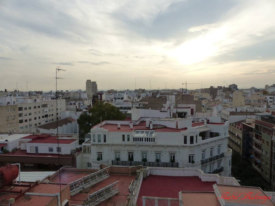 Valencia nunca deja de sorprender. Es habitual la imagen desde la calle de los múltiples campanarios que se encuentran en la ciudad. En el centro histórico aún encontramos más torreones eclesiásticos. Pero, ¿cómo se ve la ciudad desde el cobijo de las campanas?. Raúl Rubio, de la Associació de Mestres Campaners, ha inmortalizado esa visión de la que poca gente puede disfrutar: Valencia desde sus campanarios. Ver la plaza de San Agustín con una perspectiva diferente, contemplar el centro de la ciudad desde Santa Catalina, admirar Valencia desde las campanas del Real Monasterio de la Santísima Trinidad son algunos de las panorámicas exquisitas casi exclusivas para campaneros. La ciudad se redescubre desde las alturas, desde la perspectiva de gárgolas, campanas y tejados. Así es Valencia desde sus campanarios.