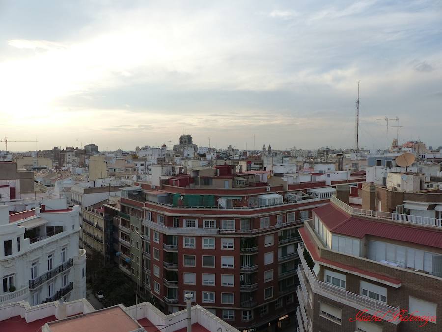 Valencia nunca deja de sorprender. Es habitual la imagen desde la calle de los múltiples campanarios que se encuentran en la ciudad. En el centro histórico aún encontramos más torreones eclesiásticos. Pero, ¿cómo se ve la ciudad desde el cobijo de las campanas?. Raúl Rubio, de la Associació de Mestres Campaners, ha inmortalizado esa visión de la que poca gente puede disfrutar: Valencia desde sus campanarios. Ver la plaza de San Agustín con una perspectiva diferente, contemplar el centro de la ciudad desde Santa Catalina, admirar Valencia desde las campanas del Real Monasterio de la Santísima Trinidad son algunos de las panorámicas exquisitas casi exclusivas para campaneros. La ciudad se redescubre desde las alturas, desde la perspectiva de gárgolas, campanas y tejados. Así es Valencia desde sus campanarios.