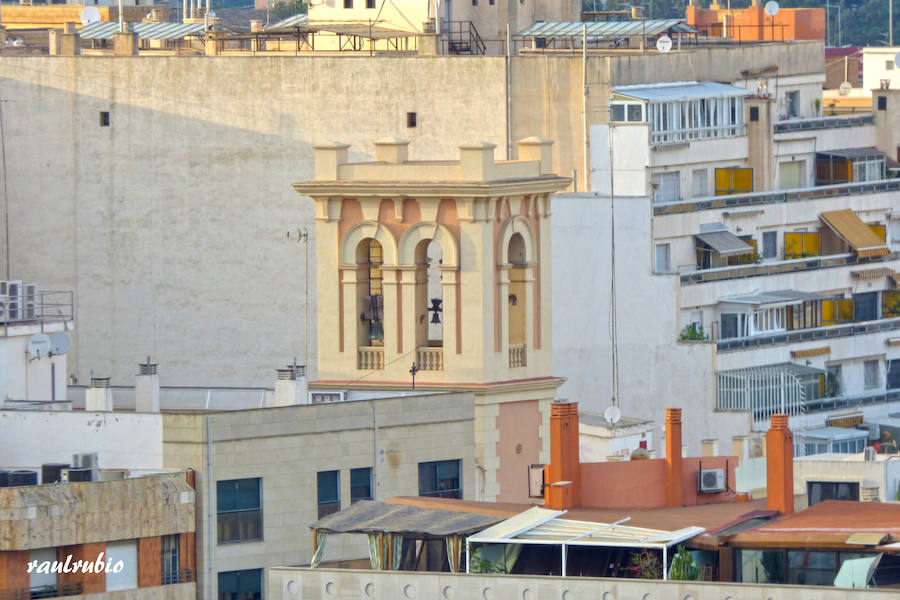 Valencia nunca deja de sorprender. Es habitual la imagen desde la calle de los múltiples campanarios que se encuentran en la ciudad. En el centro histórico aún encontramos más torreones eclesiásticos. Pero, ¿cómo se ve la ciudad desde el cobijo de las campanas?. Raúl Rubio, de la Associació de Mestres Campaners, ha inmortalizado esa visión de la que poca gente puede disfrutar: Valencia desde sus campanarios. Ver la plaza de San Agustín con una perspectiva diferente, contemplar el centro de la ciudad desde Santa Catalina, admirar Valencia desde las campanas del Real Monasterio de la Santísima Trinidad son algunos de las panorámicas exquisitas casi exclusivas para campaneros. La ciudad se redescubre desde las alturas, desde la perspectiva de gárgolas, campanas y tejados. Así es Valencia desde sus campanarios.