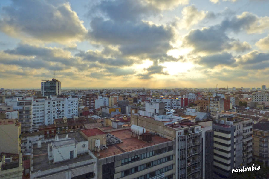 Valencia nunca deja de sorprender. Es habitual la imagen desde la calle de los múltiples campanarios que se encuentran en la ciudad. En el centro histórico aún encontramos más torreones eclesiásticos. Pero, ¿cómo se ve la ciudad desde el cobijo de las campanas?. Raúl Rubio, de la Associació de Mestres Campaners, ha inmortalizado esa visión de la que poca gente puede disfrutar: Valencia desde sus campanarios. Ver la plaza de San Agustín con una perspectiva diferente, contemplar el centro de la ciudad desde Santa Catalina, admirar Valencia desde las campanas del Real Monasterio de la Santísima Trinidad son algunos de las panorámicas exquisitas casi exclusivas para campaneros. La ciudad se redescubre desde las alturas, desde la perspectiva de gárgolas, campanas y tejados. Así es Valencia desde sus campanarios.