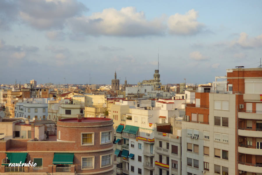 Valencia nunca deja de sorprender. Es habitual la imagen desde la calle de los múltiples campanarios que se encuentran en la ciudad. En el centro histórico aún encontramos más torreones eclesiásticos. Pero, ¿cómo se ve la ciudad desde el cobijo de las campanas?. Raúl Rubio, de la Associació de Mestres Campaners, ha inmortalizado esa visión de la que poca gente puede disfrutar: Valencia desde sus campanarios. Ver la plaza de San Agustín con una perspectiva diferente, contemplar el centro de la ciudad desde Santa Catalina, admirar Valencia desde las campanas del Real Monasterio de la Santísima Trinidad son algunos de las panorámicas exquisitas casi exclusivas para campaneros. La ciudad se redescubre desde las alturas, desde la perspectiva de gárgolas, campanas y tejados. Así es Valencia desde sus campanarios.