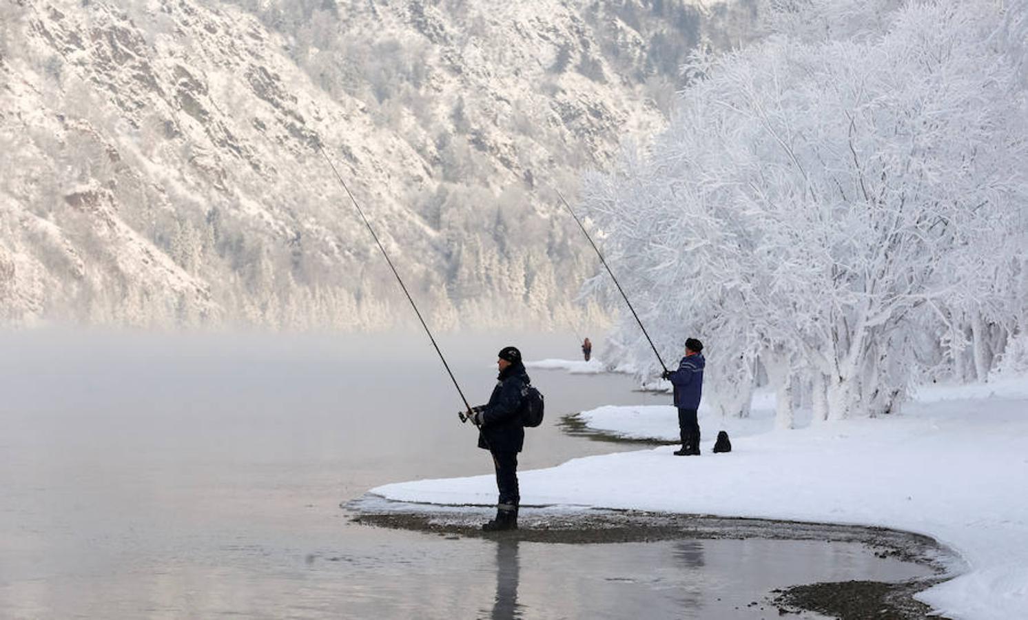 Varios hombres pescan a la orilla del río Yenisei, en Rusia.