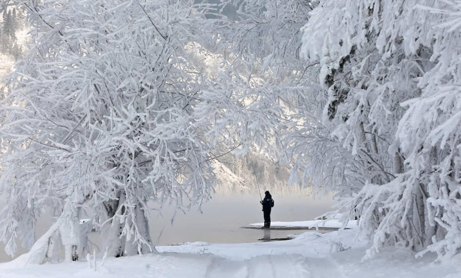 Un hombre pesca a la orilla del río Yenisei, en Rusia.