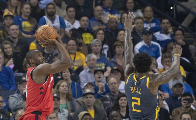 Serge Ibaka lanza a canasta durante el partido. 