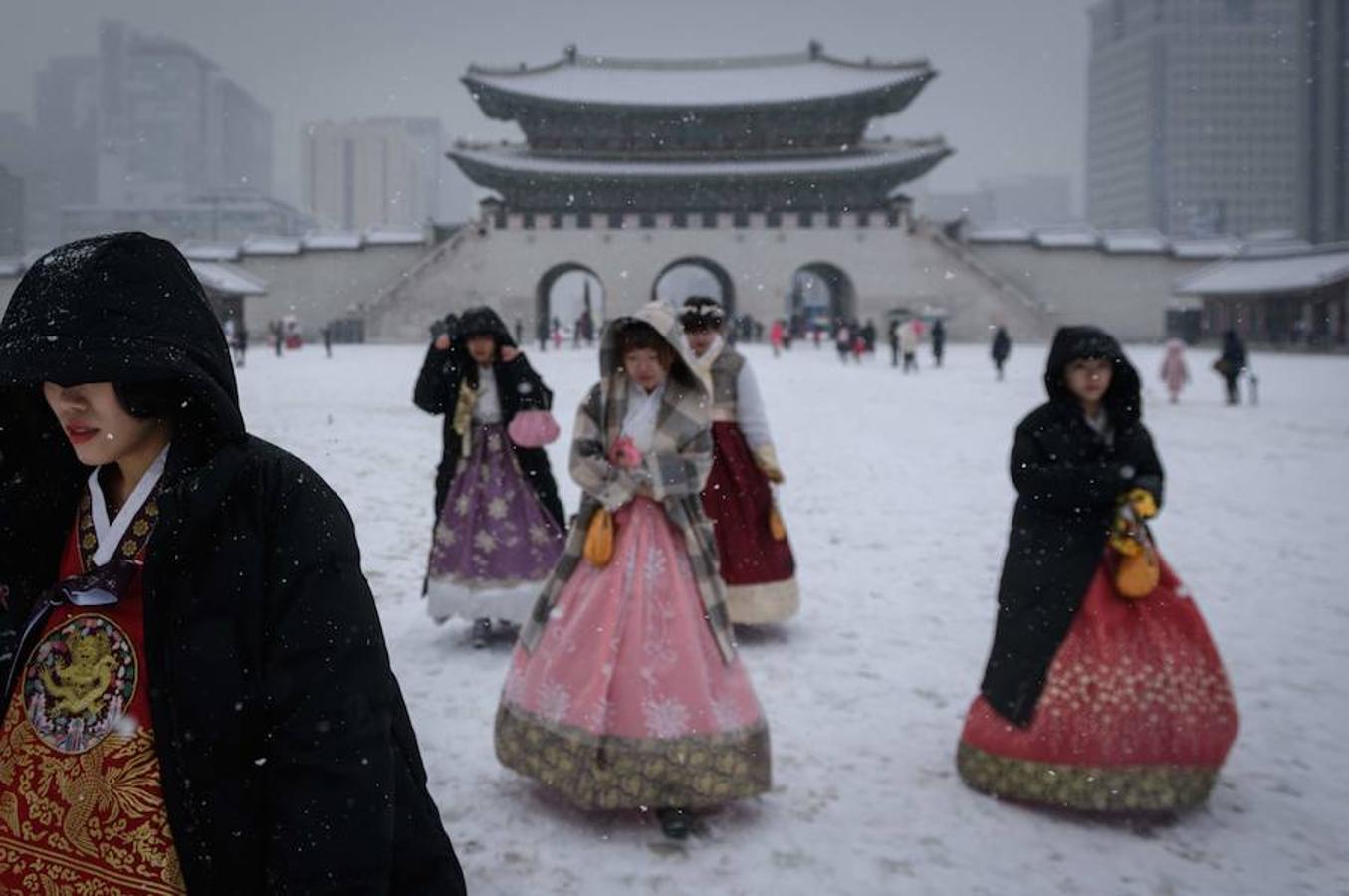 Un grupo de mujeres caminan por el palacio Gyeongbokgung, en Seúl, con el hanbok o vestido tradicional coreano.