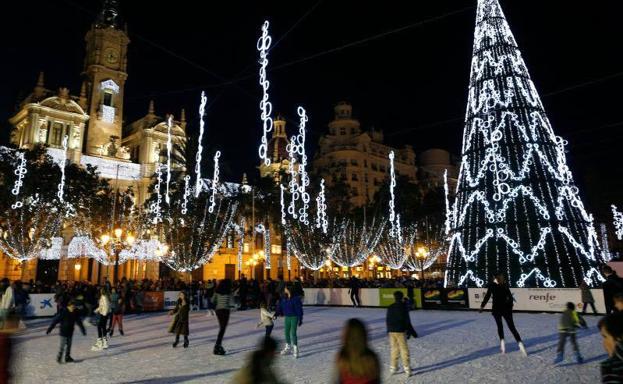 La pista de hielo instalada en la Plaza del Ayuntamiento de Valencia es una de las atracciones preferidas durante la Navidad.