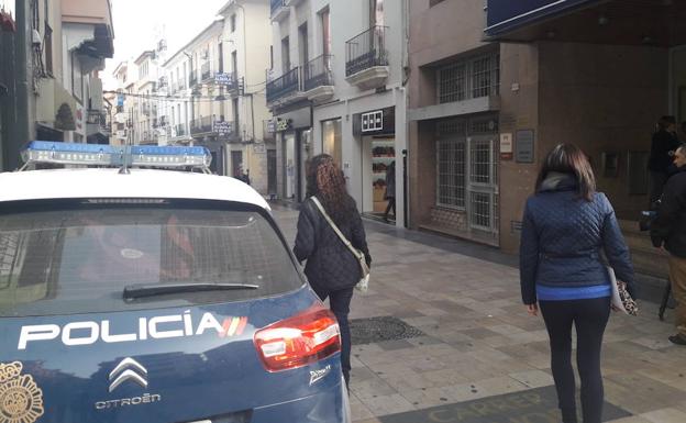 Un coche policial vigila el edificio donde se cometió el asesinato.