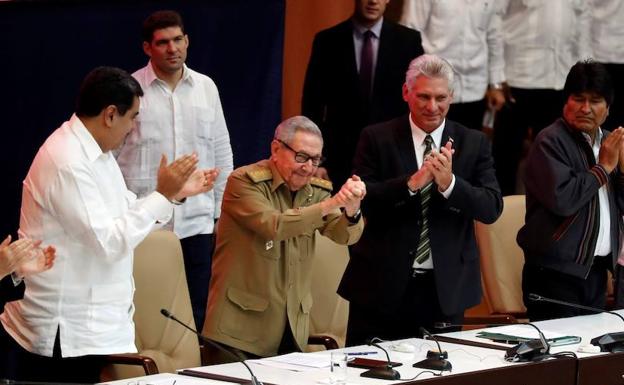 El primer secretario del Partido comunista de Cuba (PCC), el expresidente cubano Raúl Castro (2i), saluda junto al presidente de Cuba, Miguel Diaz-Canel (2d); el presidente de Venezuela, Nicolás Maduro (i), y el presidente de Bolivia, Evo Morales (d), durante su participan en la XVI Cumbre de Jefes de Estado y de Gobierno de la Alba. 
