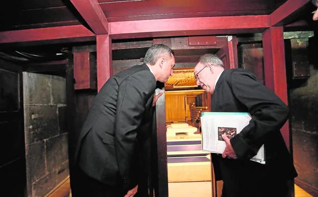 César Sánchez y el deán del templo, Ramón Egío, observan el órgano que se va a restaurar.