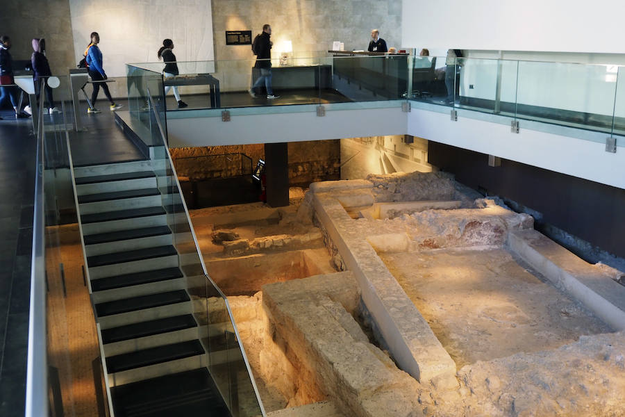 Uno de los mejores centros arquológicos de Europa padece los efectos del abandono por parte del Ayuntamiento desde su inauguración hace una década, lo que ha obligado a retirar piezas de la exposición.