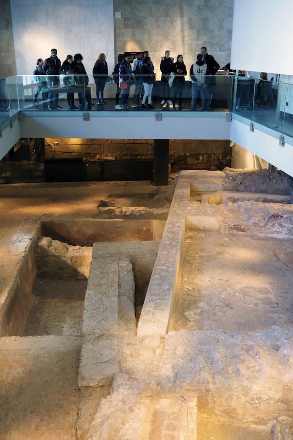 Uno de los mejores centros arquológicos de Europa padece los efectos del abandono por parte del Ayuntamiento desde su inauguración hace una década, lo que ha obligado a retirar piezas de la exposición.