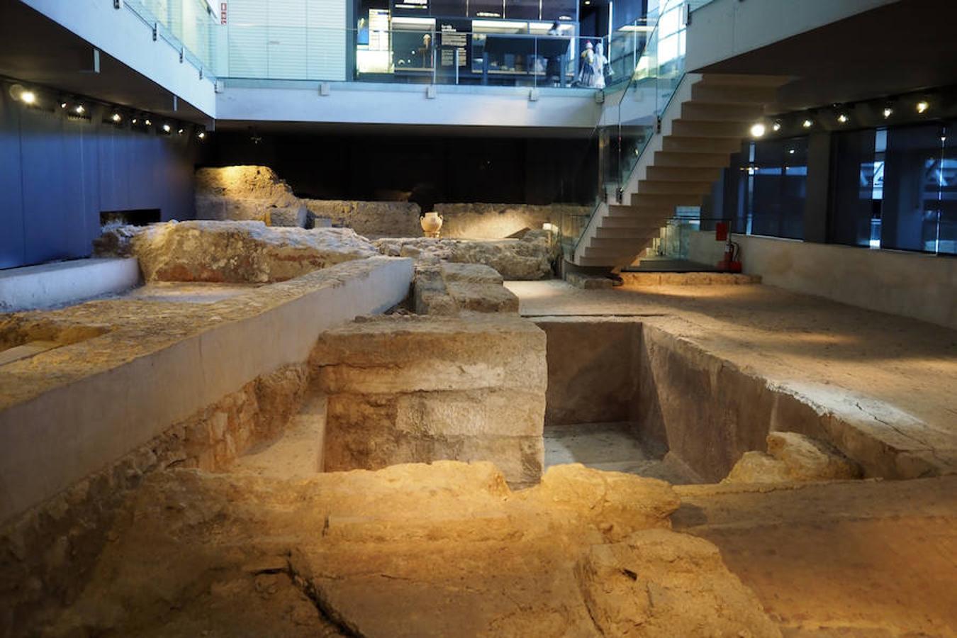 Uno de los mejores centros arquológicos de Europa padece los efectos del abandono por parte del Ayuntamiento desde su inauguración hace una década, lo que ha obligado a retirar piezas de la exposición.