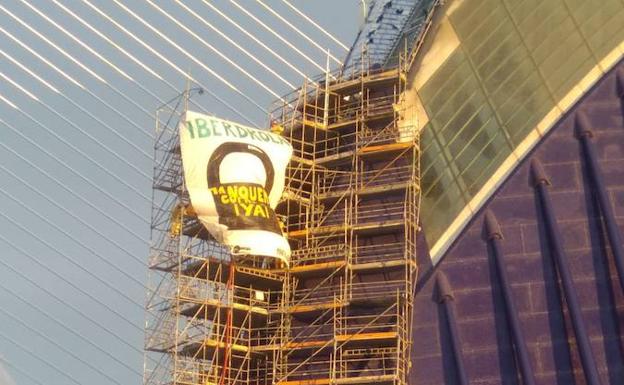 Pancarta en protesta de la central nuclear, en el Ágora de la Ciudad de las Artes y las Ciencias.