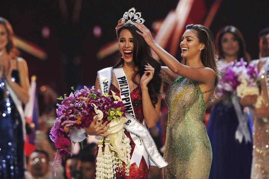 La filipina Catriona Gray ha sido coronada como Miss Universo 2018, uno de los certámenes de belleza más populares del mundo. Se trata del cuarto título para su país, con el que se ha alzado con seguridad y una sonrisa permanente durante sus desfiles. La segunda posición ha sido para Tamaryn Green, nombrada primera dama de honor por el concurso. En el tercer puesto, y segunda dama de honor, ha quedado la venezolana Sthefany Gutiérrez.