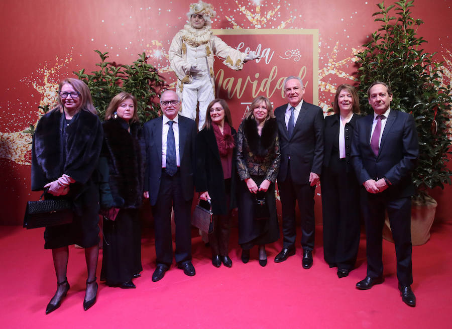 La Asociación Valenciana de Empresarios (AVE) celebró un año más su tradicional Cena de Navidad. Este sábado 15 de diciembre, representantes de las principales empresas valencianas se reunieron en el Estadio de la Cerámica, en Vila-real, en un acto al que también acudió el President de la Generalitat Valenciana, Ximo Puig, entre otras personalidades. 