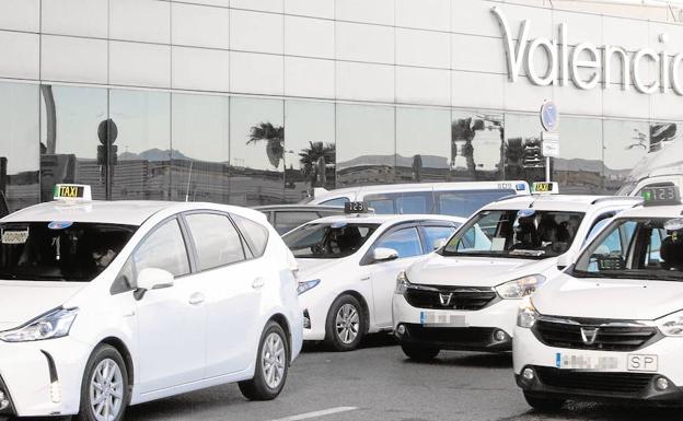 Taxis en el Ayuntamiento de Manises.