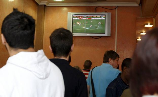 29 detenidos en Castellón por la retransmisión ilegal de partidos de fútbol en bares y restaurantes