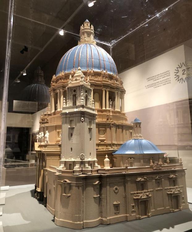 Maqueta de la ampliación no realizada de la Basílica de la Virgen de los Desamparados según el proyecto de Vicente Traver. Se puede contemplar en la exposición 'Mare de Déu del Desemparats' en el MuVIM.