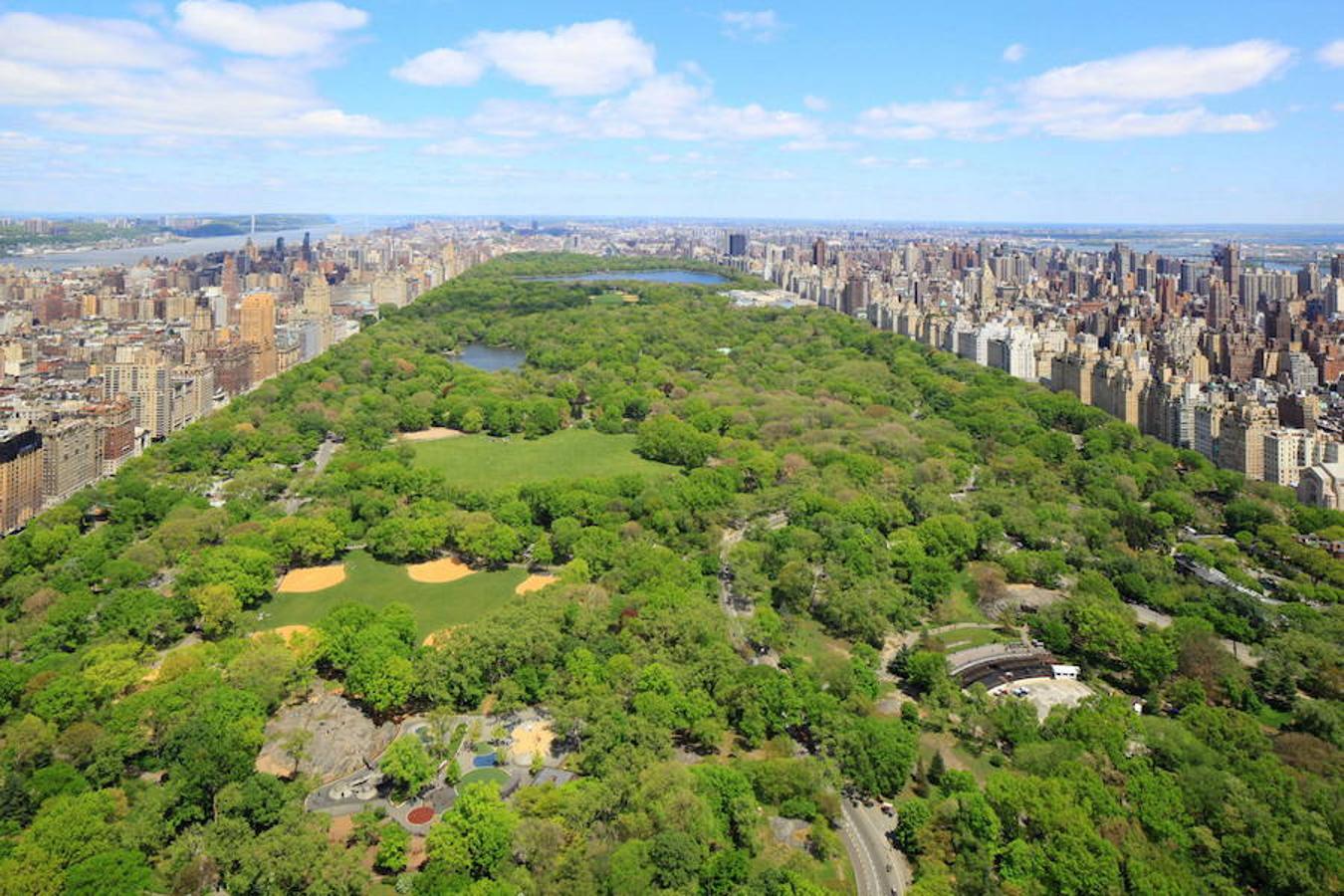 Central Park, Nueva York. La panorámica de esta zona verde en mitad de la ciudad de los rascacielos deja una postal de película. Cada año, 35 millones de personas recorren este parque que cuenta con pistas de patinaje, lagos artificiales, extensas zonas de césped y observatorios para aves. 