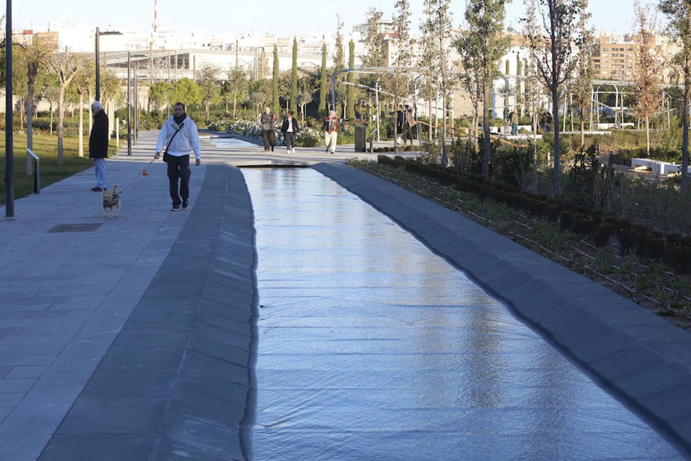 Desde las 9 horas de la mañana de este lunes los valencianos ya pueden disfrutar de este nuevo espacio verde que esperan desde hace 15 años. En total, más de 100.000 metros cuadrados, con un millar de árboles y zonas para niños y perros.