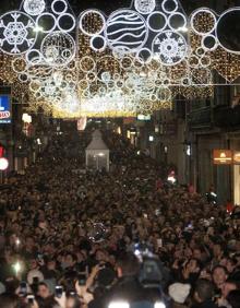 Imagen secundaria 2 - La calle Larios de Málaga con su ya clásica cúpula de luces (arriba); El puente de María Cristina, en San Sebastián, iluminado durante el Gabonetako Askoa (Derecha); La ciudad de Vigo recibe 40.000 visitantes durante la noche del alumbrado navideño.