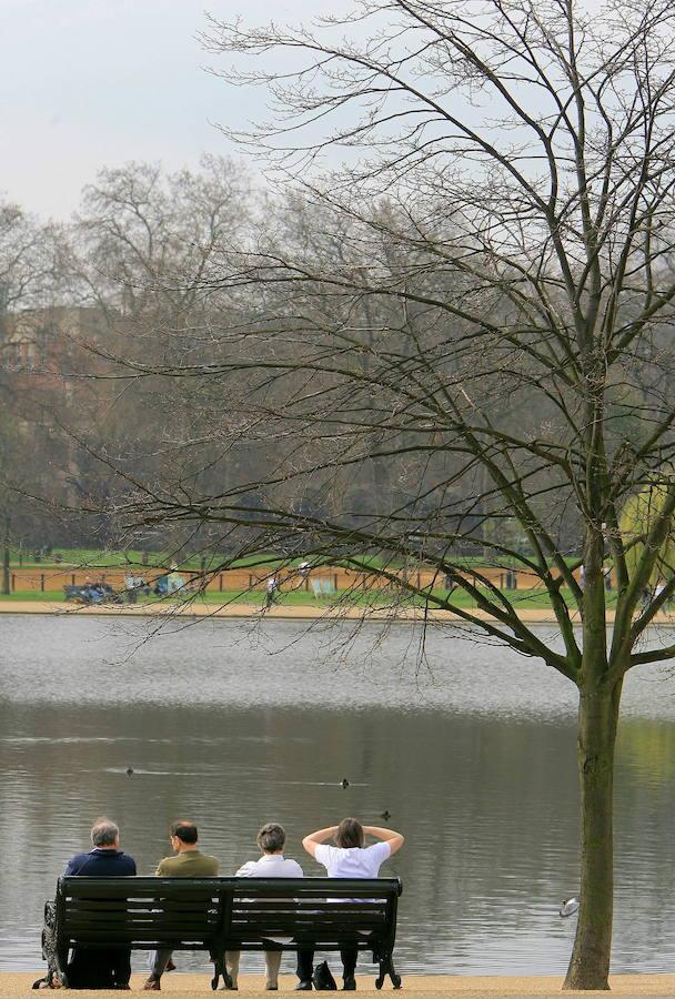 Hyde Park, Londres. El parque más grande y conocido de la capital británica alberga un espacio en el que pasear, desconectar y huir del caos de la ciudad. El lago Serpentine es el eje central del parque, en el que se pueden encontrar patos, gansos y cisnes. El césped que lo rodea es un lugar idóneo para tumbarse y también para cruzarse con ardillas. 