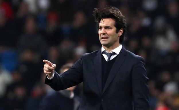 Solari da instrucciones durante el partido ante el Rayo.