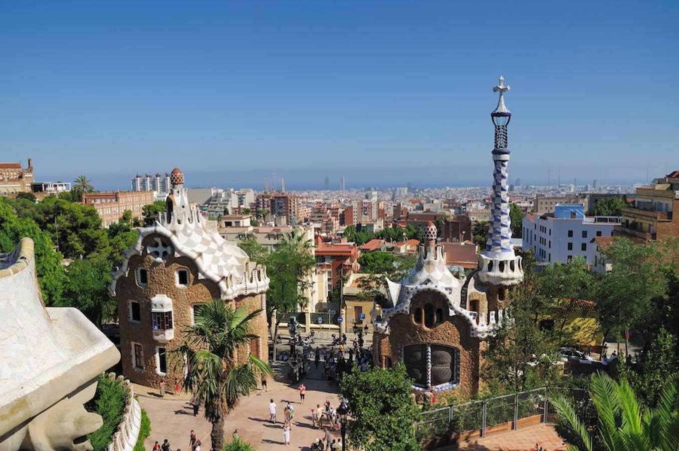 Parque Güell, Barcelona. En la parte superior de Barcelona emerge esta ciudad-jardín de Antonio Gaudí, icono de la capital catalana, que mezcla arquitectura con naturaleza. Con más de 17 hectáreas, esculturas modernistas se mezclan con amplios espacios verdes. Destaca el Monumento al Calvario y la escalinata del Drac, presidida por la salamandra acabada en trencadís. 