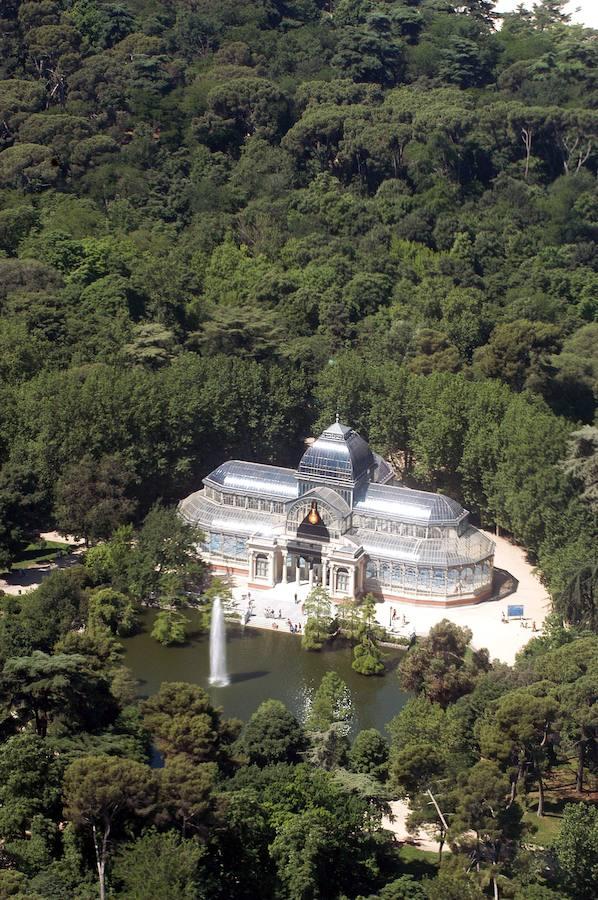 Parque del Retiro, Madrid. En mitad del bullicio de la capital española, el visitante se topa con este rincón de 125 hectáreas. El espacio es uno de los pulmones verdes de la ciudad y tiene varios puntos de interés como el Estanque Grande, en el que se puede ir en barca y el Palacio de Cristal, pabellón que recoge algunas exposiciones.