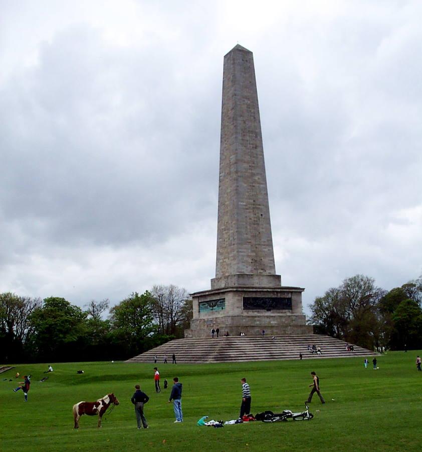 Parque Fénix, Dublín. Cientos de familias de ciervos residen en este espacio verde, situado a tan sólo tres kilómetros del centro de la ciudad. Con más de 700 hectáreas de extensión, destacan sus zonas boscosas y la columna del Ave Fénix que da nombre al parque.