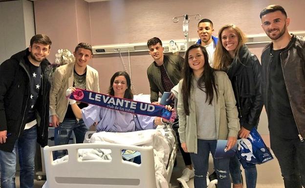 Sandra Gómez posa con la bufanda del Levante durante su ingreso en el hospital Clínico de Valencia.