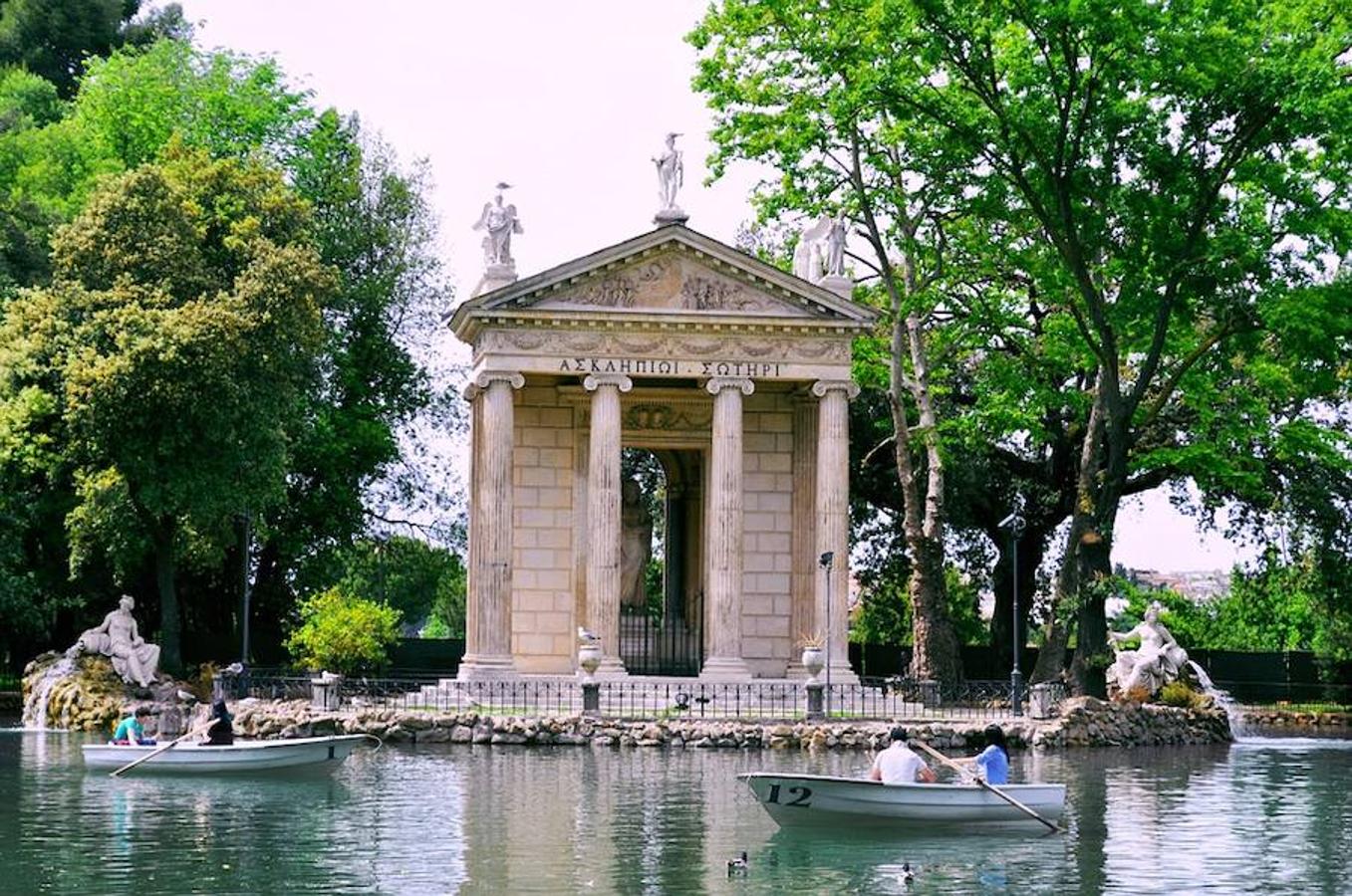 Villa Borghese, Roma. Entre arte y naturaleza se erige este recinto, que pertenecía a la familia Borghese y no fue de acceso público hasta principios de siglo XIX. Un estanque y el templo de Esculapio son la imagen más característica de esta zona romana, que tiene nueve entradas diferentes y hasta un zoológico en su interior.