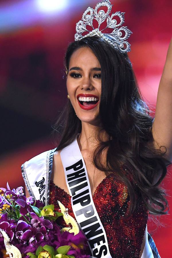 La filipina Catriona Gray ha sido coronada como Miss Universo 2018, uno de los certámenes de belleza más populares del mundo. Se trata del cuarto título para su país, con el que se ha alzado con seguridad y una sonrisa permanente durante sus desfiles. La segunda posición ha sido para Tamaryn Green, nombrada primera dama de honor por el concurso. En el tercer puesto, y segunda dama de honor, ha quedado la venezolana Sthefany Gutiérrez.