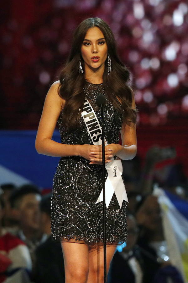 La filipina Catriona Gray ha sido coronada como Miss Universo 2018, uno de los certámenes de belleza más populares del mundo. Se trata del cuarto título para su país, con el que se ha alzado con seguridad y una sonrisa permanente durante sus desfiles. La segunda posición ha sido para Tamaryn Green, nombrada primera dama de honor por el concurso. En el tercer puesto, y segunda dama de honor, ha quedado la venezolana Sthefany Gutiérrez.