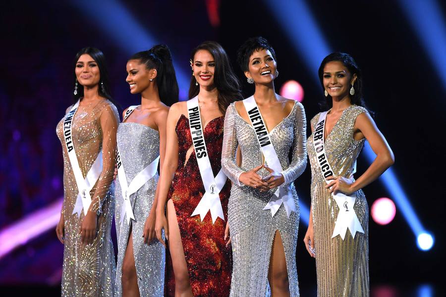 La filipina Catriona Gray ha sido coronada como Miss Universo 2018, uno de los certámenes de belleza más populares del mundo. Se trata del cuarto título para su país, con el que se ha alzado con seguridad y una sonrisa permanente durante sus desfiles. La segunda posición ha sido para Tamaryn Green, nombrada primera dama de honor por el concurso. En el tercer puesto, y segunda dama de honor, ha quedado la venezolana Sthefany Gutiérrez.