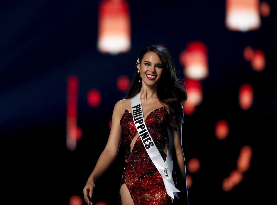 La filipina Catriona Gray ha sido coronada como Miss Universo 2018, uno de los certámenes de belleza más populares del mundo. Se trata del cuarto título para su país, con el que se ha alzado con seguridad y una sonrisa permanente durante sus desfiles. La segunda posición ha sido para Tamaryn Green, nombrada primera dama de honor por el concurso. En el tercer puesto, y segunda dama de honor, ha quedado la venezolana Sthefany Gutiérrez.