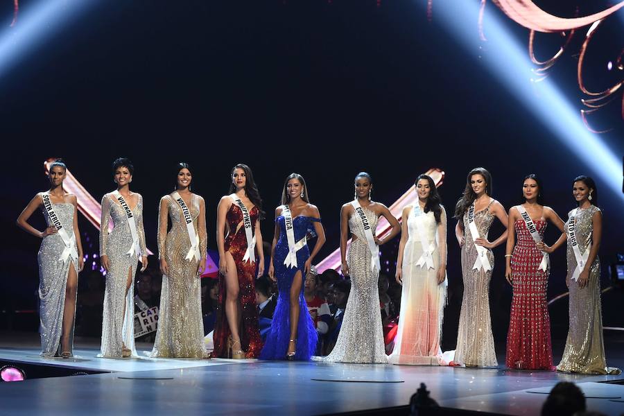 La filipina Catriona Gray ha sido coronada como Miss Universo 2018, uno de los certámenes de belleza más populares del mundo. Se trata del cuarto título para su país, con el que se ha alzado con seguridad y una sonrisa permanente durante sus desfiles. La segunda posición ha sido para Tamaryn Green, nombrada primera dama de honor por el concurso. En el tercer puesto, y segunda dama de honor, ha quedado la venezolana Sthefany Gutiérrez.