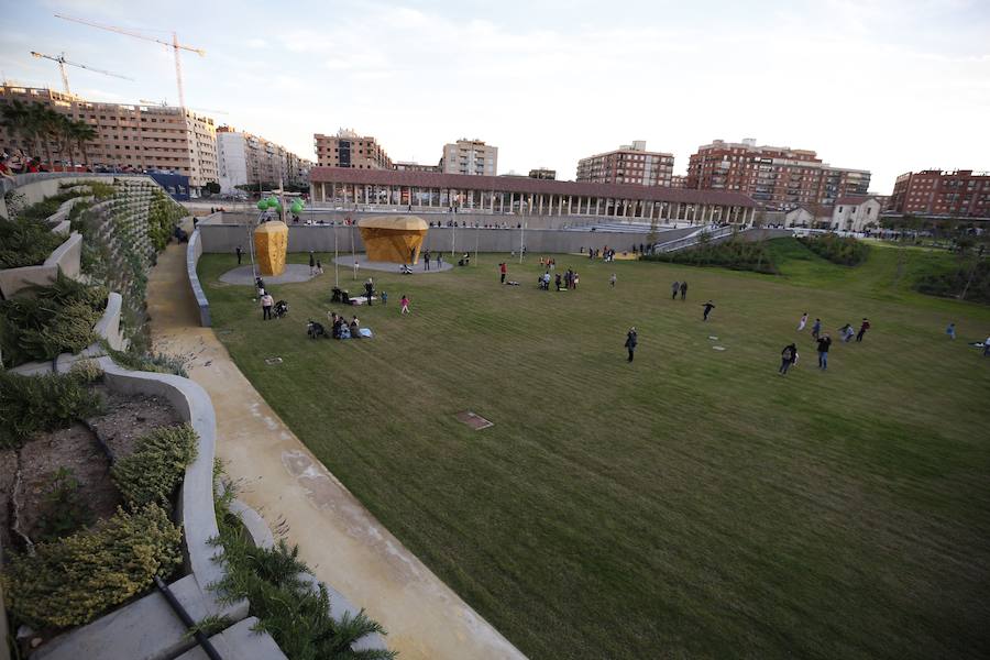 Desde las 9 horas de la mañana de este lunes los valencianos ya pueden disfrutar de este nuevo espacio verde que esperan desde hace 15 años. En total, más de 100.000 metros cuadrados, con un millar de árboles y zonas para niños y perros.